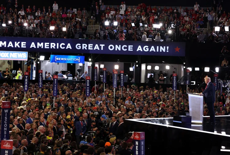 O candidato republicano à presidência, o ex-presidente dos EUA Donald Trump, fala após aceitar oficialmente a nomeação presidencial republicana no palco no quarto dia da Convenção Nacional Republicana no Fiserv Forum em 18 de julho de 2024, em Milwaukee, Wisconsin. (SCOTT OLSON / GETTY IMAGES NORTH AMERICA / Getty Images via AFP/AFP)