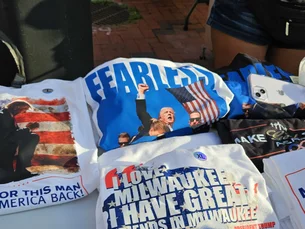 Fotos de ataque a Trump são usadas para vender bíblias e camisetas na Convenção Republicana