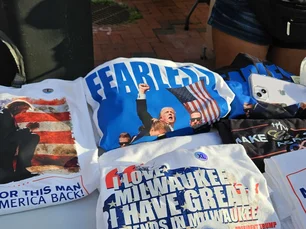 Imagem referente à matéria: Fotos de ataque a Trump são usadas para vender bíblias e camisetas na Convenção Republicana