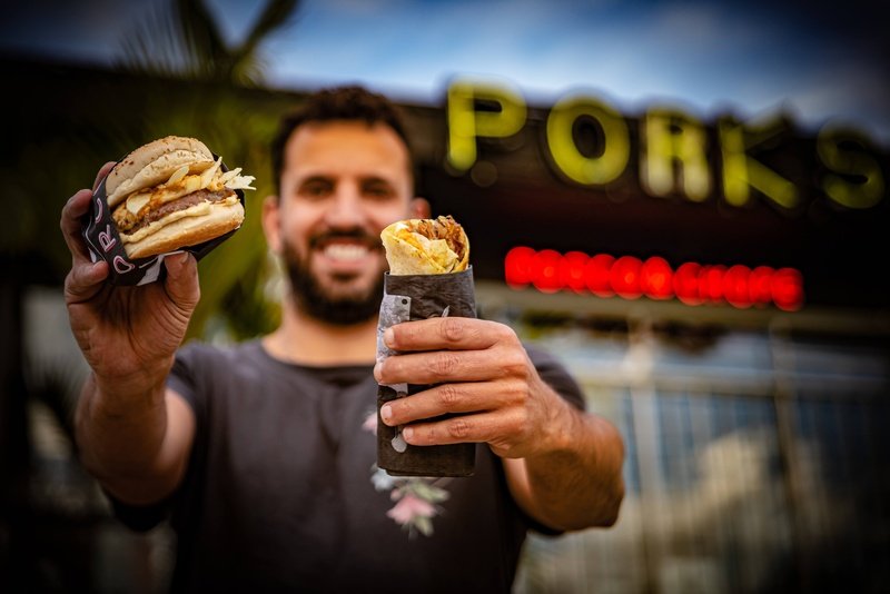 Ele usou o dinheiro da festa de casamento para abrir um bar. Hoje, a rede fatura R$ 60 milhões