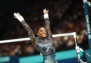 Após crise em Tóquio, Simone Biles retorna aos Jogos Olímpicos com grande atuação