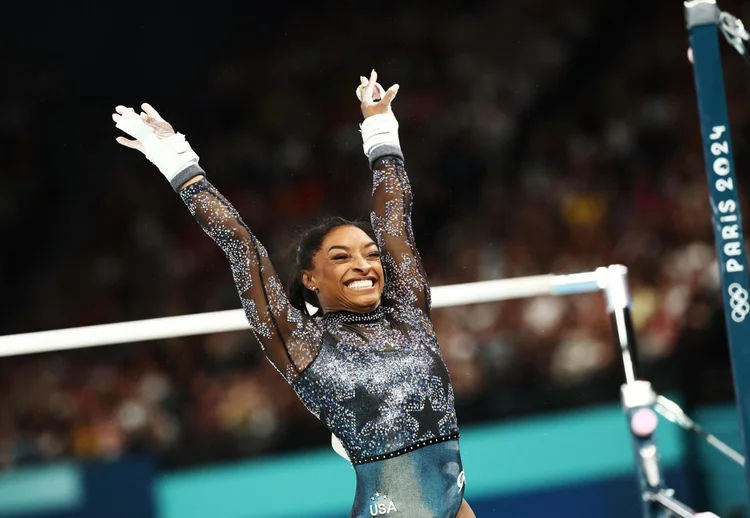 Simone Biles nas Olimpíads de Paris 2024 (EFE/EPA/ANNA SZILAGYI/Reprodução)