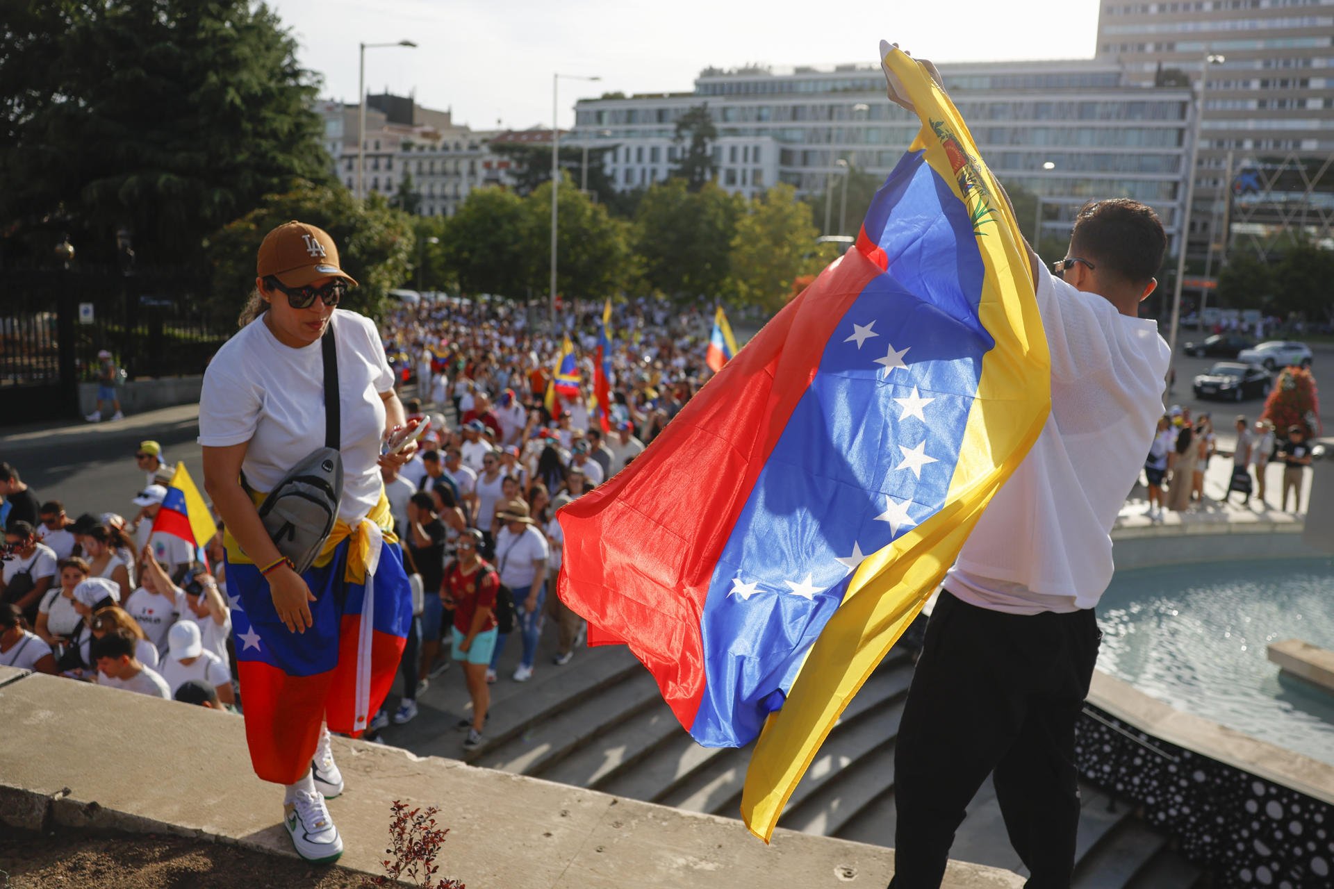Em Madrid, um momento do comício convocado sob o lema 'Vamos levantar a voz pela mudança na Venezuela'