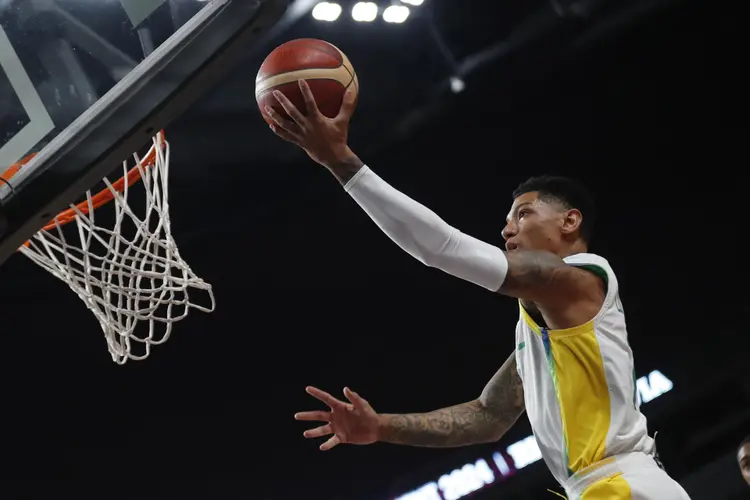 Didi Louzada, do Brasil, em ação durante a partida semifinal do Torneio de Qualificação Olímpica da FIBA entre Brasil e Filipinas em Riga, Letônia, em 06 de julho de 2024 (Toms Kalkins/EFE)