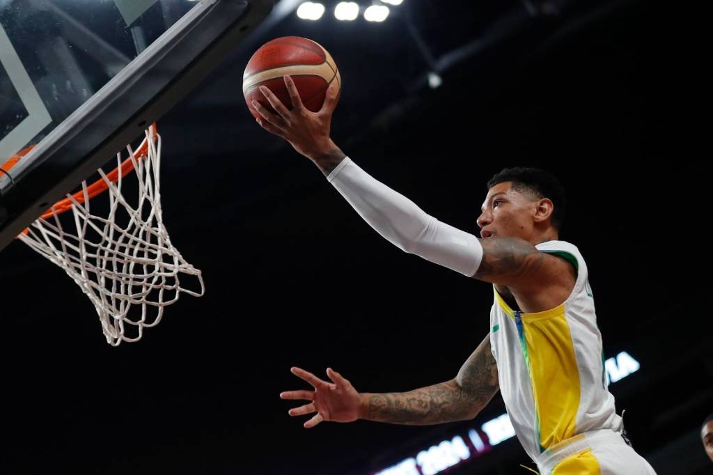 Brasil está na final do Pré-Olímpico de basquete contra Letônia ou Camarões