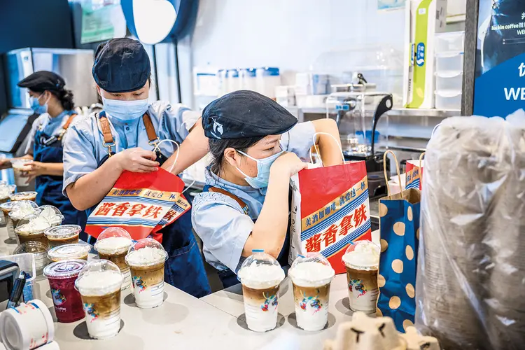 Cafeteria em Guangdong,  na China: um quarto da população, ou 330 milhões de pessoas, consome café — em 2013, esse número girava em torno de 190 milhões (VCG/VCG/Getty Images)