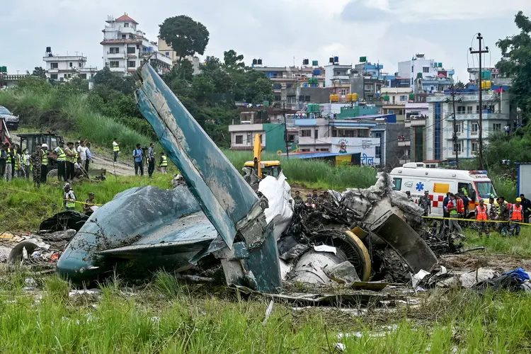 Destroços do avião da companhia aérea  Saurya Airlines (PRAKASH MATHEMA/AFP)