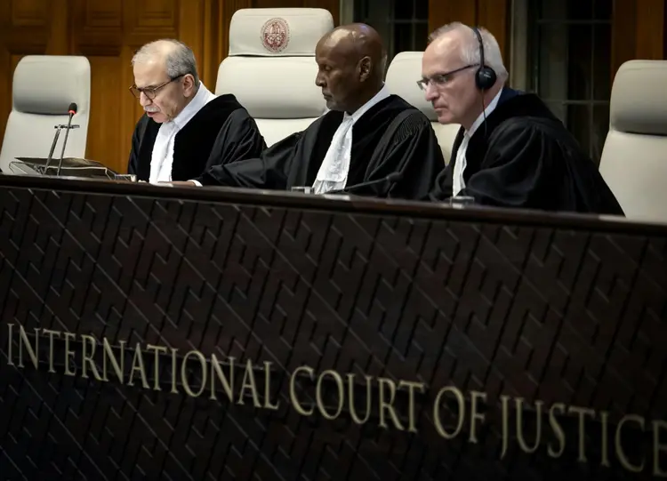 Os juízes Nawaf Salam, Abdulqawi Ahmed Yussuf e Georg Nolte participam de audiência na Corte Internacional de Justiça para analisar o pedido de África do Sul de um cessar-fogo em Gaza, em Haia, em maio de 2024 (AFP)