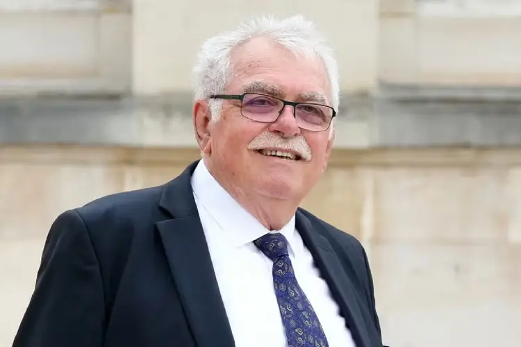 O comunista André Chassaigne foi escolhido como o único candidato da Nova Frente Popular para concorrer à presidência da Assembleia Nacional  (Alain JOCARD/AFP)