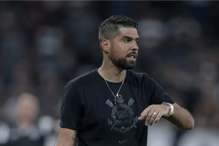 António Oliveira foi demitido pelo Corinthians nesta terça-feira (Redes Sociais/Reprodução)