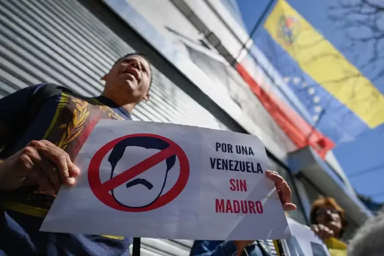 Venezuelanos na Argentina protestam em frente à embaixada da Venezuela em Buenos Aires (Luis Robayo/AFP)