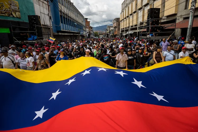 AME2375. CARACAS (VENEZUELA), 16/07/2024.- Seguidores del presidente de Venezuela y candidato a la presidencia, Nicolás Maduro, asisten a acto de campaña este martes, en un sector popular en Caracas (Venezuela). Maduro dijo que un "marruñeco (tonto)" no puede aspirar a la Presidencia de un país, por lo que destacó la importancia de "estar saludable" para llevar a cabo ese trabajo y asumir sus compromisos. EFE/ Miguel Gutiérrez (EFE/ Miguel Gutiérrez/Divulgação)