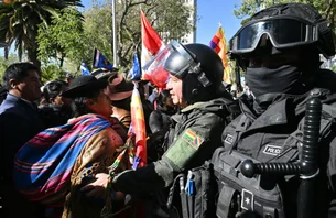 Apoiadores de Evo Morales e do presidente Luis Arce se enfrentam na Bolívia