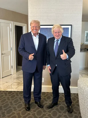 Imagem referente à matéria: Boris Johnson comparece a Milwaukee para expressar apoio a Trump: "Está em ótima forma"