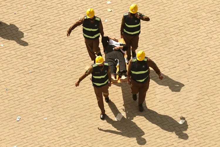 Equipes de emergência atendem peregrino afetado pelo calor em Mina, Arábia Saudita, em 16 de junho de 2024 (AFP)