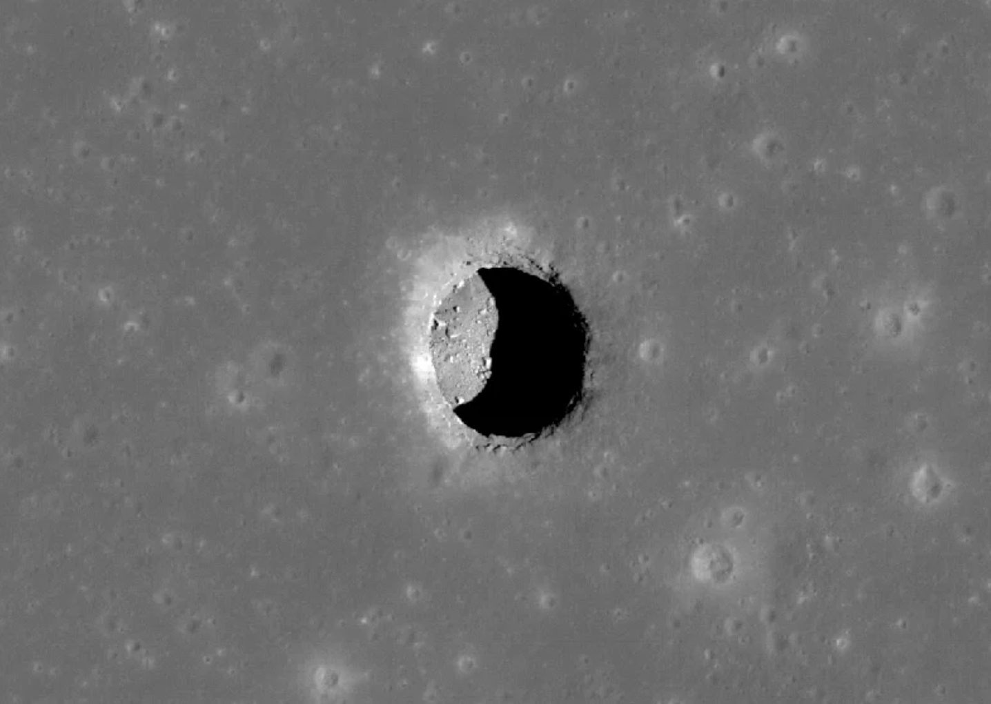 Caverna na Lua poderia abrigar humanos; entenda