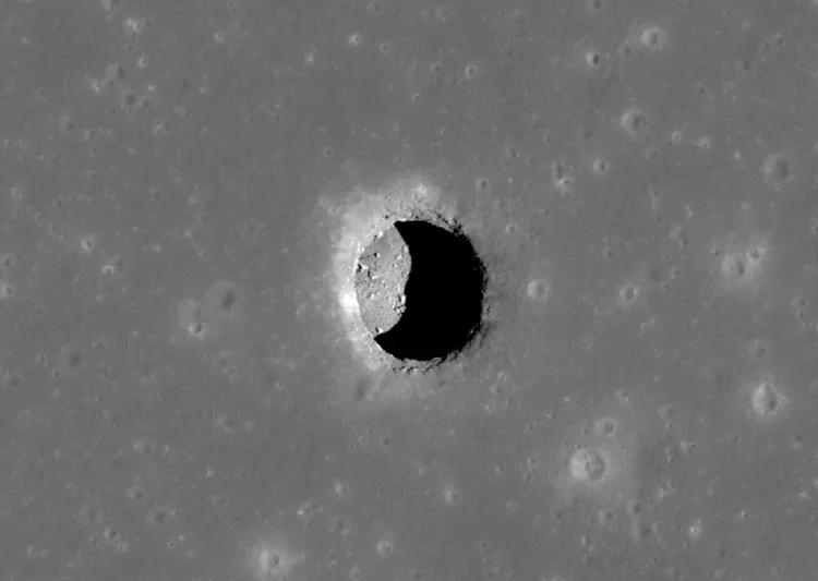 Especialistas apontam que esta é apenas uma das centenas de cavernas escondidas na Lua (Reprodução NASA)