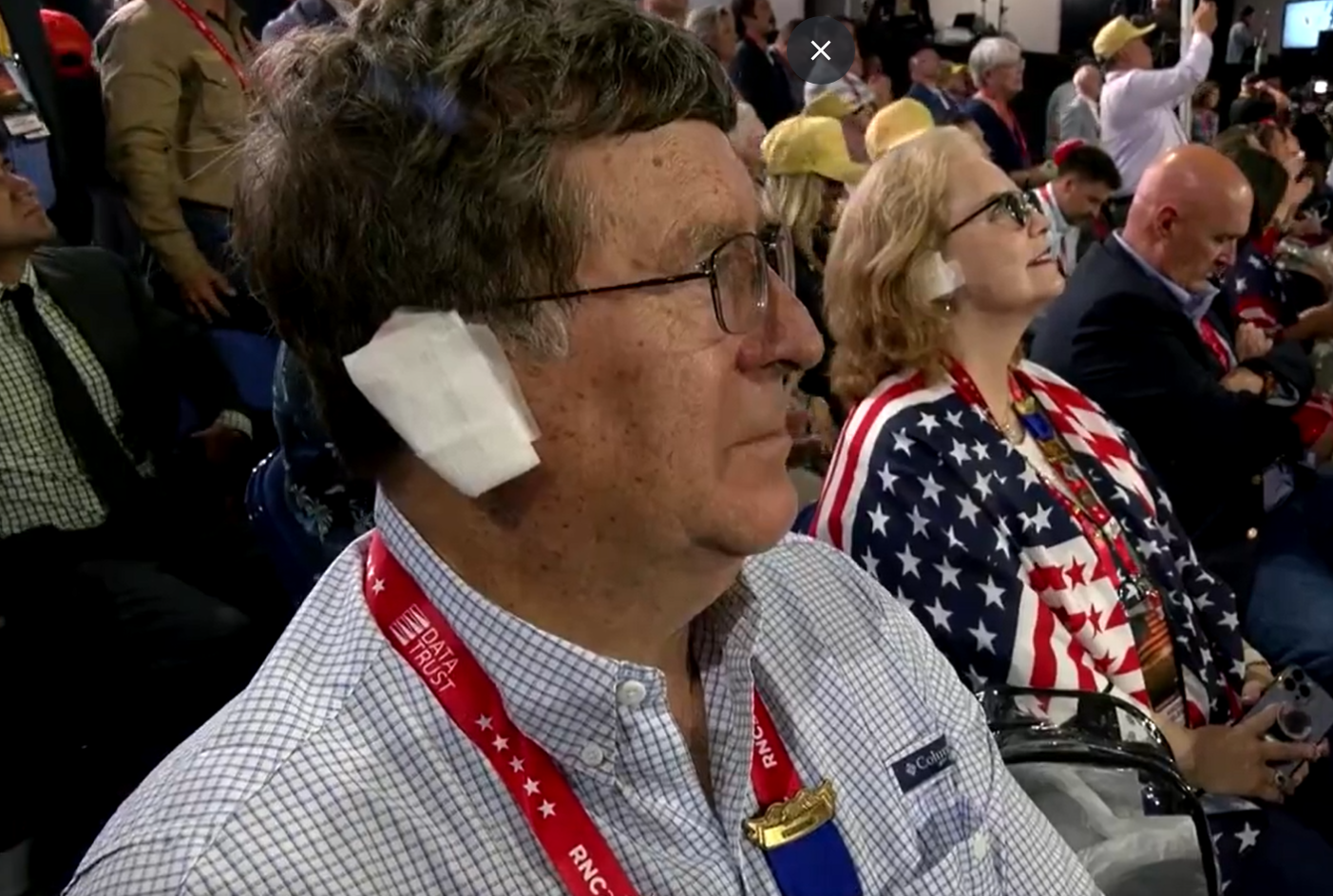 Apoiador de Donald Trump com a orelha enfaixada durante Convenção Republicana de 2024