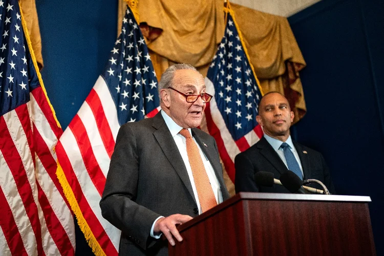 O líder da maioria no Senado, Chuck Schumer, ouve enquanto o líder da minoria na Câmara dos Estados Unidos, Hakeem Jeffries, fala com repórteres do lado de fora do Salão Oval na Casa Branca  (Kent Nishimura/Getty Images)