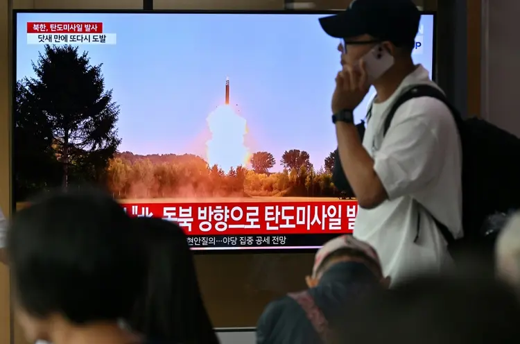 Televisão exibie imagem de lançamento de míssil norte-coreano, em 1º de julho de 2024, em Seul (AFP/AFP)