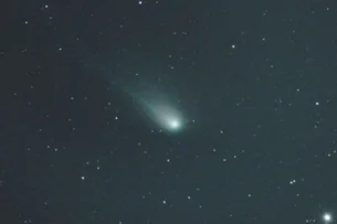 Cometa que passa pela Terra uma vez a cada 69 anos foi visto neste sábado; veja fotos