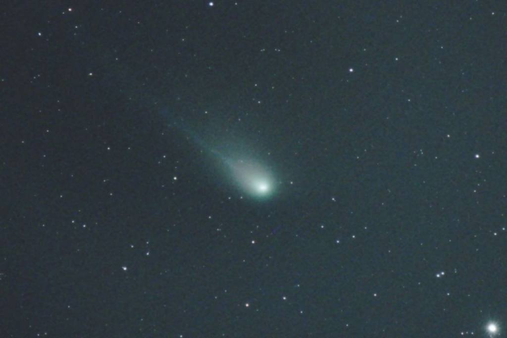 Cometa que passa pela Terra uma vez a cada 69 anos foi visto neste sábado; veja fotos