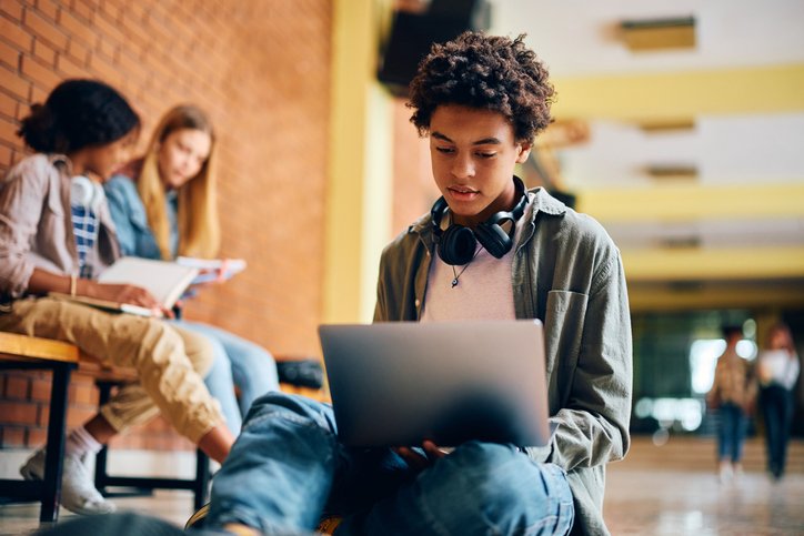 36 mil estudantes de 62 escolas públicas são beneficiados por internet fibra