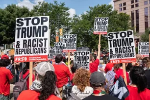Imagem referente à matéria: Manifestantes de esquerda protestam contra Trump durante abertura da Convenção Nacional Republicana