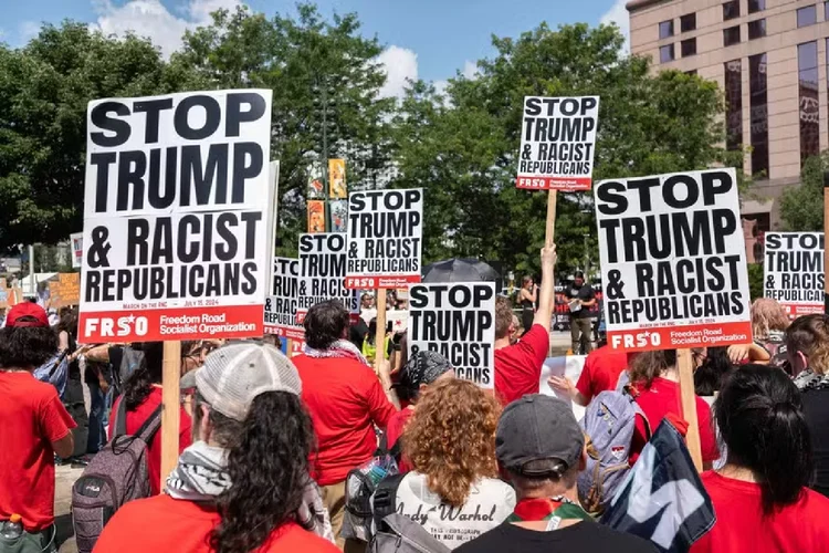 Manifestantes pró-Palestina participam de protesto em Milwaukee durante abertura da convenção republicana  ( Jim Vondruska/Getty Images)