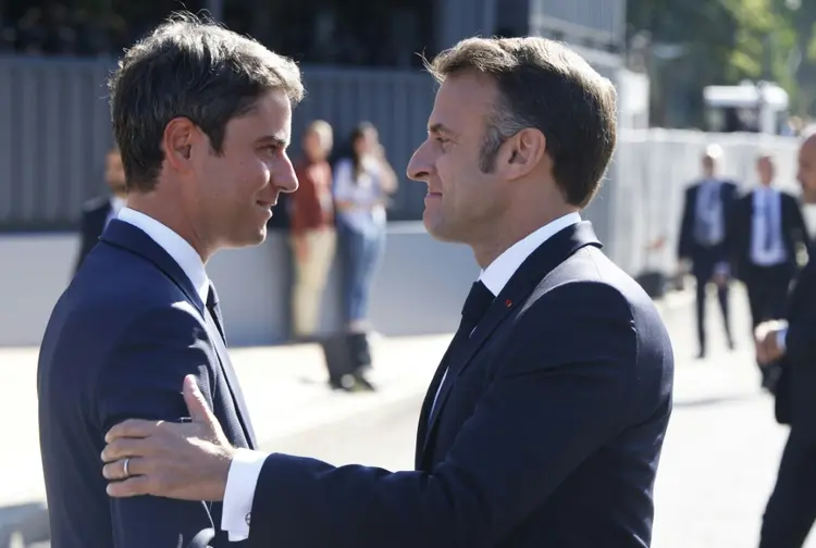Macron informou ao premiê Attal e sua equipe que o governo passará a ser interino no final do dia e deu a entender que a situação pode "durar algum tempo" (AFP)
