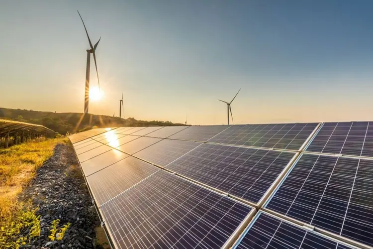 Energia limpa: avanço das renováveis ajudou a reduzir as emissões do setor de energia de 0,56 MtCO2 por habitante em 2014 para 0,33 MtCO2 por habitante em 2023 (Zhongguo/Getty Images)