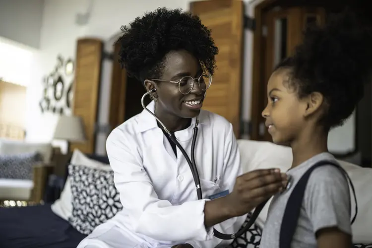 Reconhecer e valorizar essa diversidade é um passo crucial para a construção de um sistema de saúde mais equitativo e eficiente (FG Trade/Getty Images)