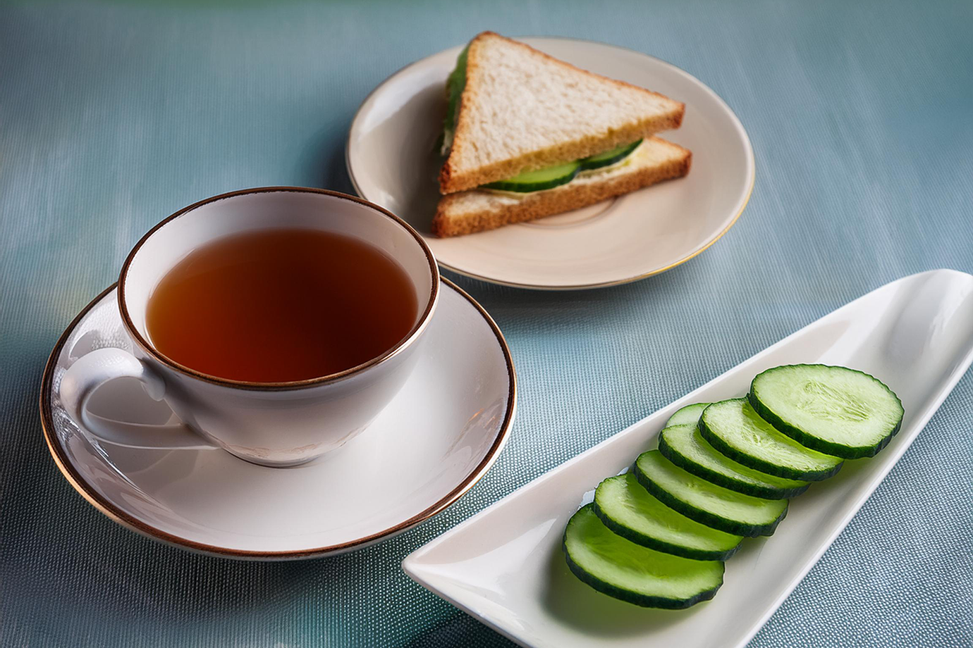 EARL GREY — Nomeado em homenagem a Charles Gray, primeiro-ministro britânico durante a década de 1830. A versão da marca Ahmad Tea é feita de chá preto com notas de bergamota. Vai bem com sanduíche de pepino de uma base gordurosa, o perfume da bergamota complementa o sabor fresco da fruta. Faz parte do chá da tarde inglês adicionado ao menu, pois não estragaria o apetite de alguém para o jantar.