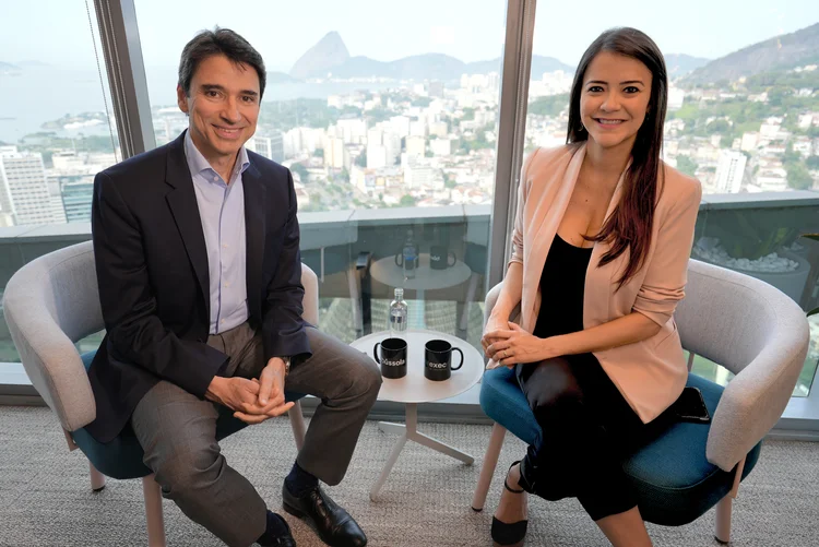 Tadeu Marroco, CEO da BAT, ao lado da jornalista Lívia Torres (Bússola Exec/Bússola)