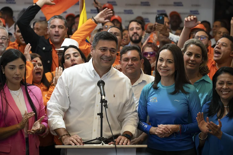 (FILES) Former Venezuelan presidential pre-candidate for the opposition Voluntad Popular (VP) party, Freddy Superlano (L), speaks and shows his support for Venezuelan presidential pre-candidate for the opposition Vente Venezuela party, Maria Corina Machado (R), after withdrawing his candidacy for the primary elections during a press conference in Caracas on October 13, 2023. Superlano, a leading figure within Venezuela's opposition coalition was arrested on July 30, 2024, his party said, denouncing an "escalation of repression" amid protests against the re-election of President Nicolas Maduro. (Photo by Federico PARRA / AFP) (AFP)