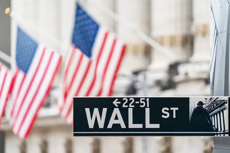 Wall Street: bolsa americana tem dia de alta em repercussão ao ataque de Trump (ChayTee/Getty Images)