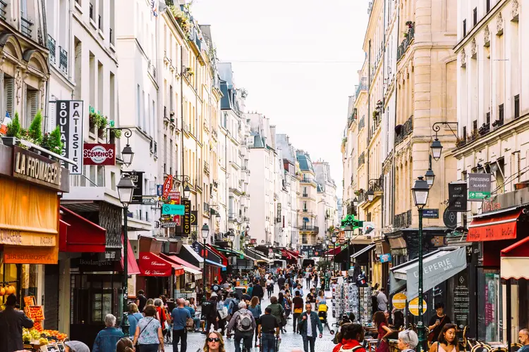Paris vê aumento na ocupação de hotéis, mas uma queda de 41% nos preços. (Alexander Spatari/Getty Images)