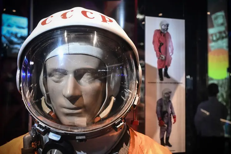 traje espacial SK-1 do cosmonauta soviético Yuri Gagarin é vista em exibição no Museu de Cosmonáutica de Moscou  (ALEXANDER NEMENOV/AFP/Getty Images)