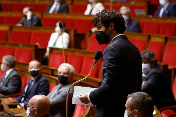 Victor Habert-Dassault durante sessão na Assembleia da França na época da pandemia ((Photo by LUDOVIC MARIN/AFP via Getty Images))