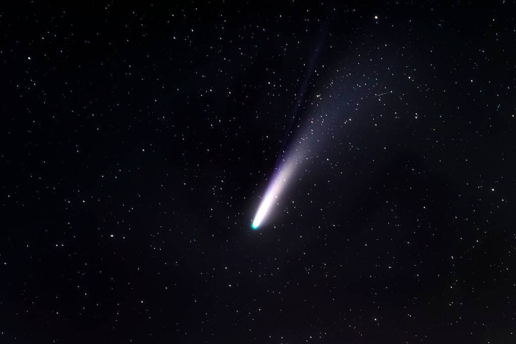 Cometa raro que só aparece uma vez a cada 69 anos será visível hoje; veja horário e como observar