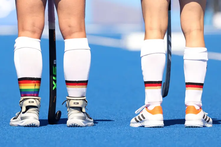 Faixa LGBT ao redor da perna do Nike Lorenz nº 4 do time Alemanha do Pool Feminino (Alexander Hassenstein/Getty Images)