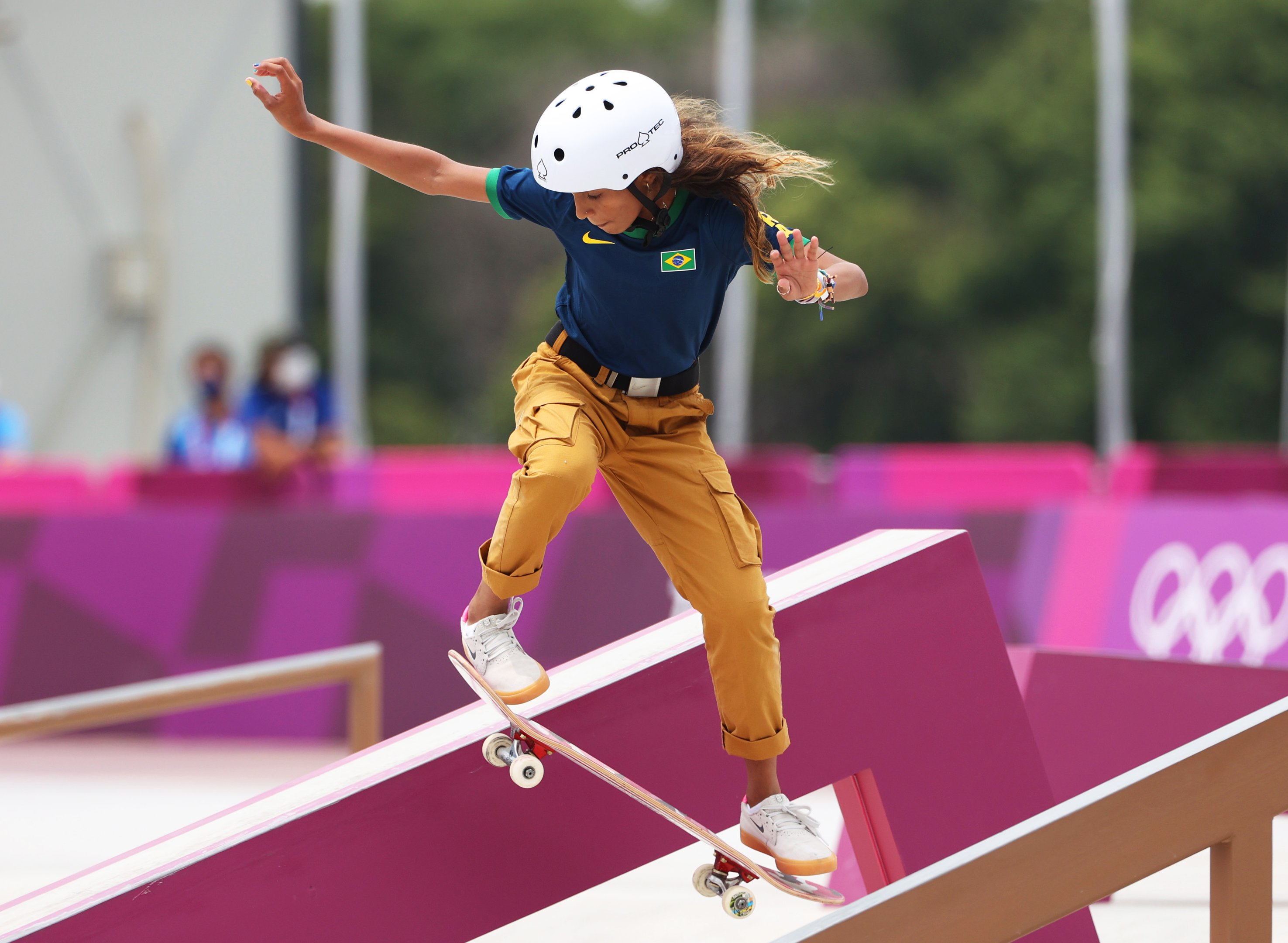 Rayssa Leal, do Time Brasil, compete durante a Eliminatória 4 da modalidade Street Feminina no terceiro dia dos Jogos Olímpicos de Tóquio 2020 no Ariake Urban Sports Park em 26 de julho de 2021 em Tóquio, Japão.