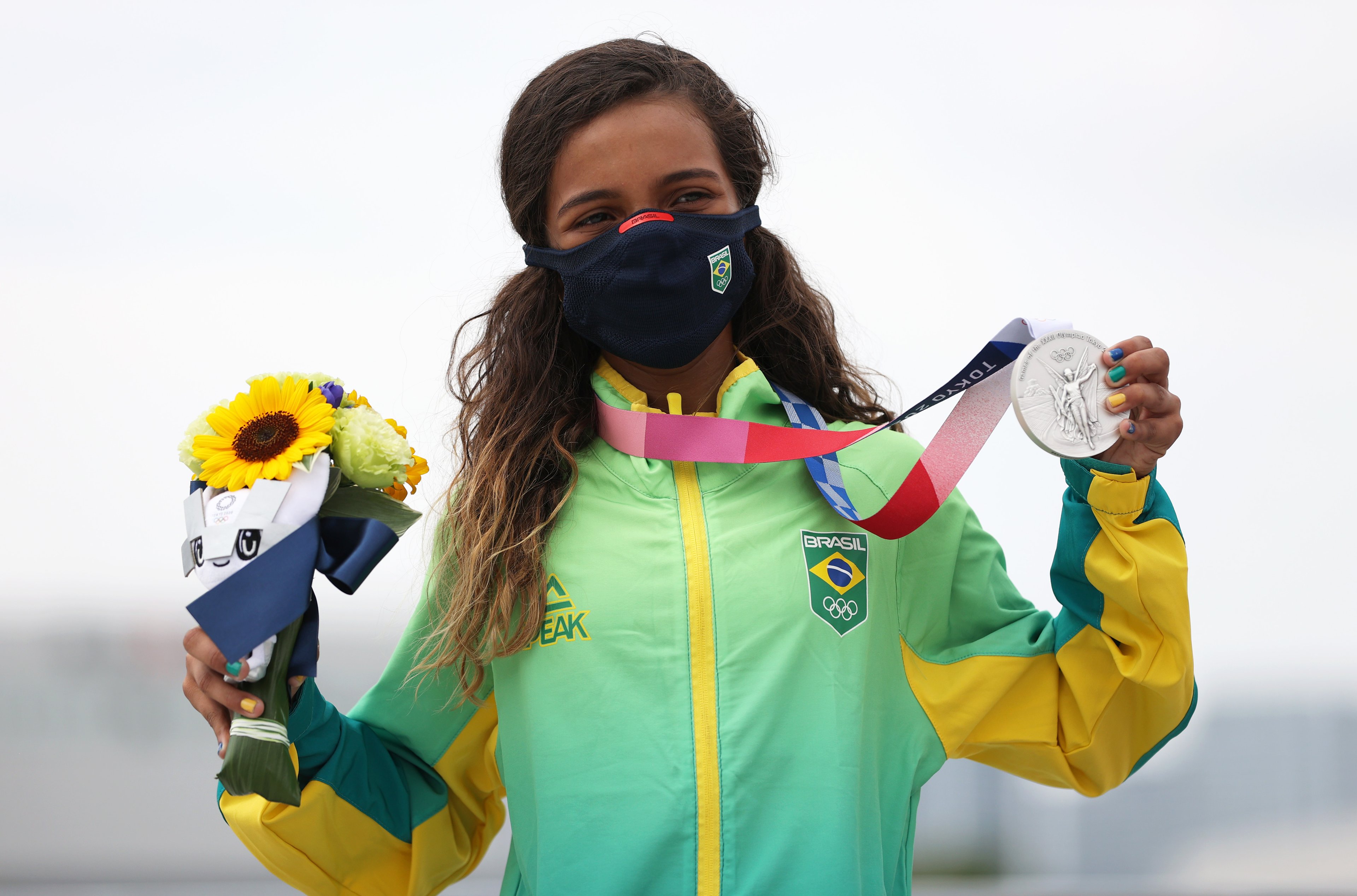 Rayssa Leal, do Time Brasil, posa com sua medalha de prata durante a cerimônia de premiação da Final Feminina de Street no terceiro dia dos Jogos Olímpicos de Tóquio 2020 no Ariake Urban Sports Park em 26 de julho de 2021 em Tóquio, Japão.