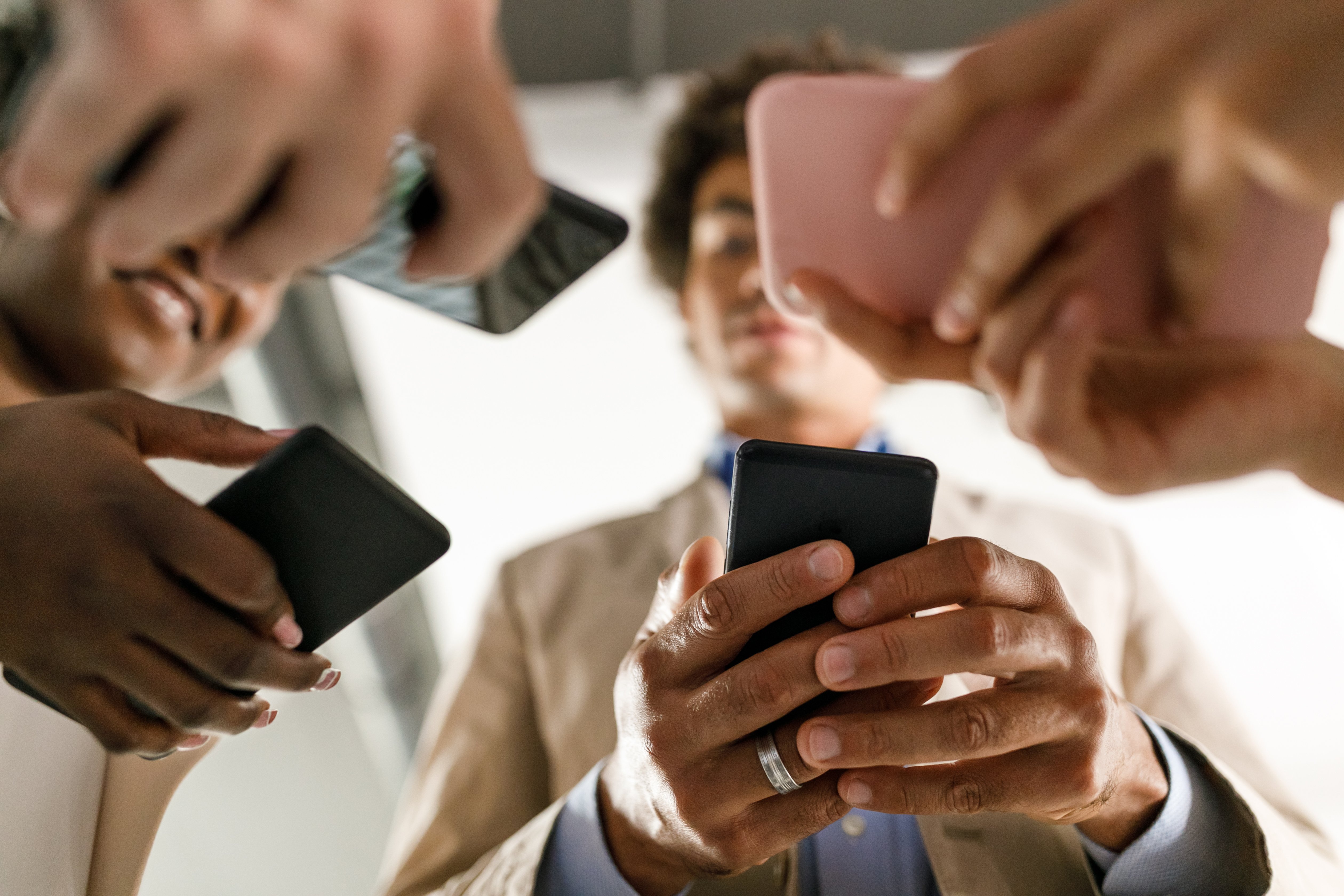 MEC prepara projeto para banir uso de celulares nas escolas a partir de outubro