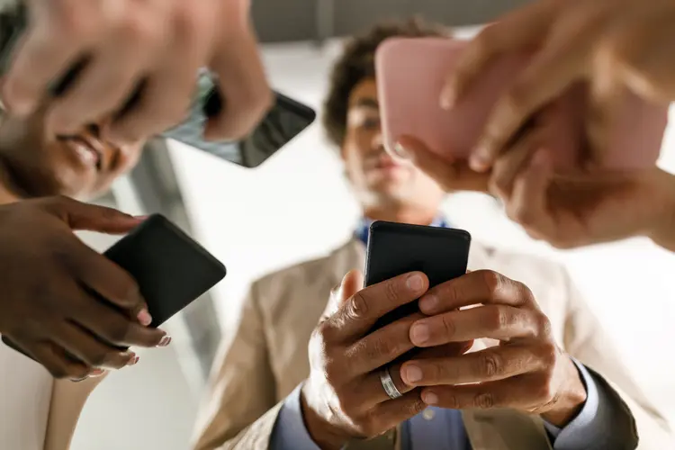 Uso de celulares nas escolas é alvo de projeto de lei para reduzir distração e melhorar a aprendizagem (fotostorm/Getty Images)