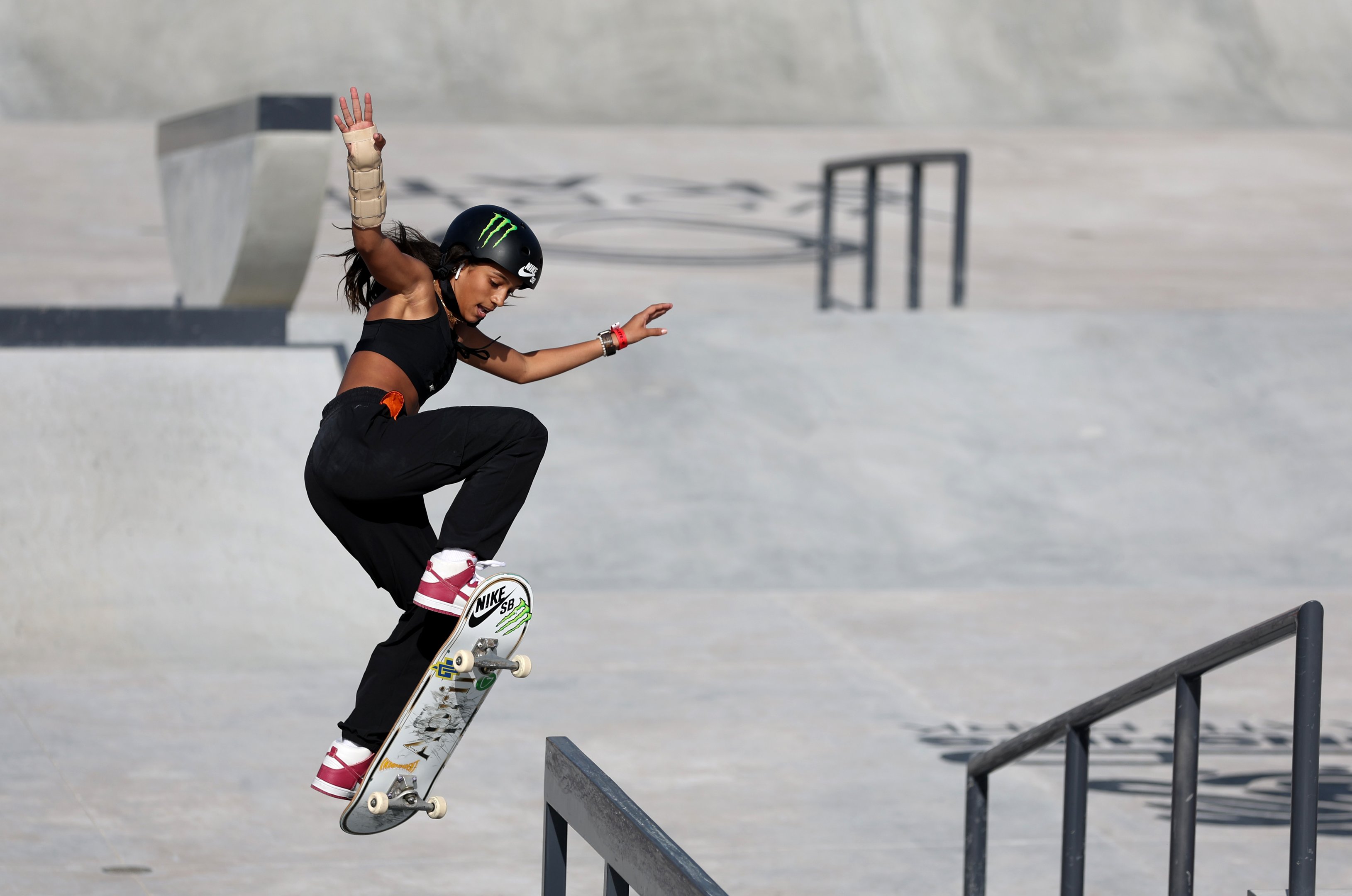 Rayssa Leal, do Brasil, compete na semifinal feminina de street durante o Campeonato Mundial de Skate de Street e Park de Sharjah 2023, em 4 de fevereiro de 2023 em Sharjah, Emirados Árabes Unidos.