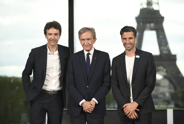 Antoine Arnault, CEO da LVMH Holding Company, Bernard Arnault, fundador  e CEO da LVMH e  Tony Estanguet, presidente do comitê de organização dos Jogos de Paris 2024. (JULIEN DE ROSA/AFP/Getty Images)