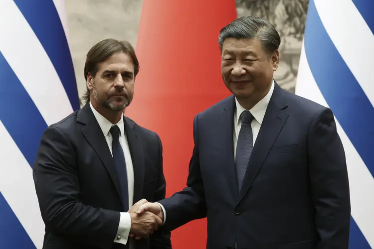 Os presidentes Luis Lacalle Pou, do Uruguai, e Xi Jinping, da China (Pool/Getty Images)