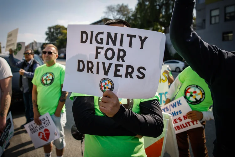 Homem protesta contra esquema de trabalho de empresas como Uber e Lyft na Califórnia ((Jason Armond / Los Angeles Times via Getty Images))