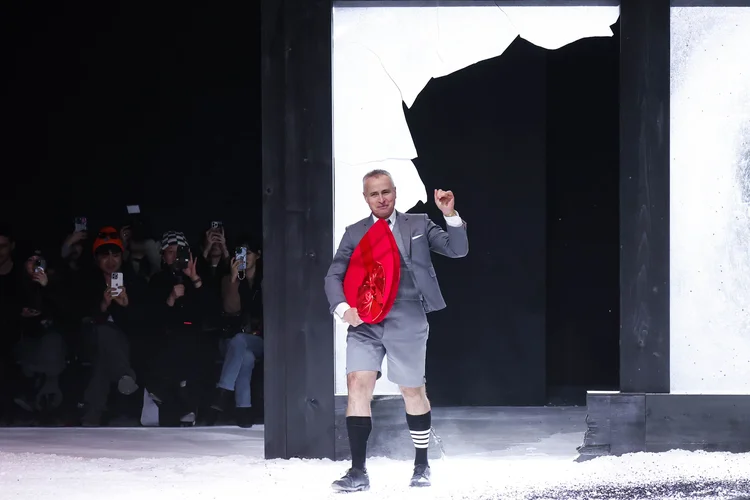 Thom Browne durante a Semana da Moda de Nova York deste ano e sua meia de quatro listras ((Photo by JP Yim/Getty Images))